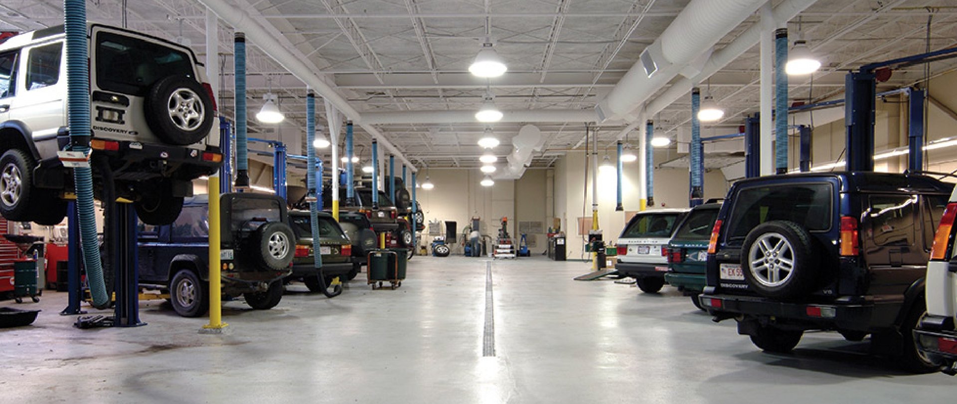 Land Rover of Sudbury service bay