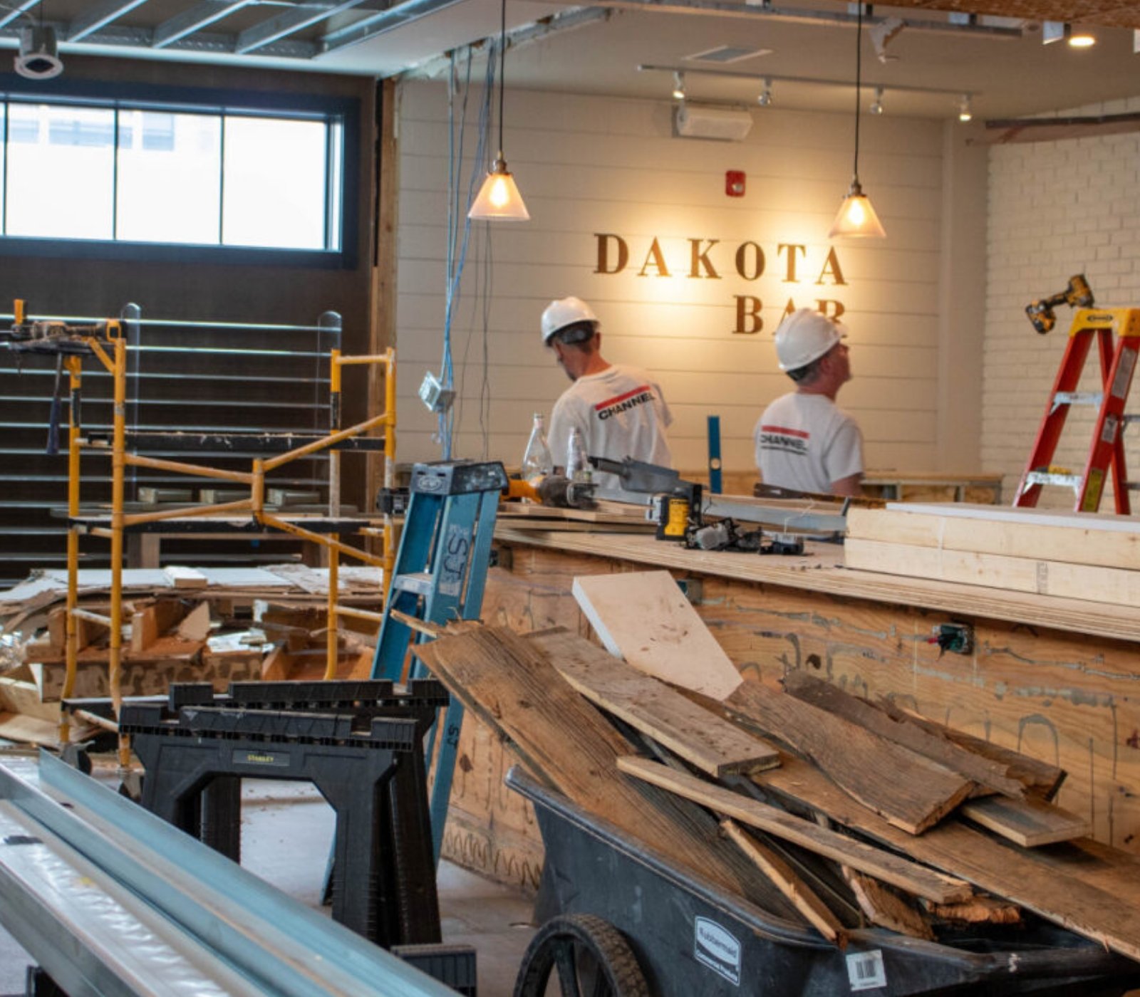 2 workers building a restaurant bar